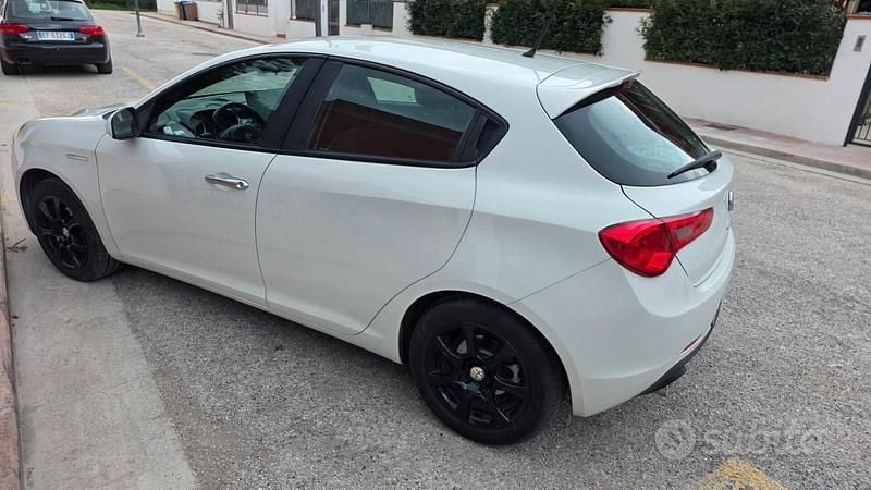 Usata Alfa Romeo Giulietta Distinctive 120 CV (88 kW) 2015 Bianco Utilitaria