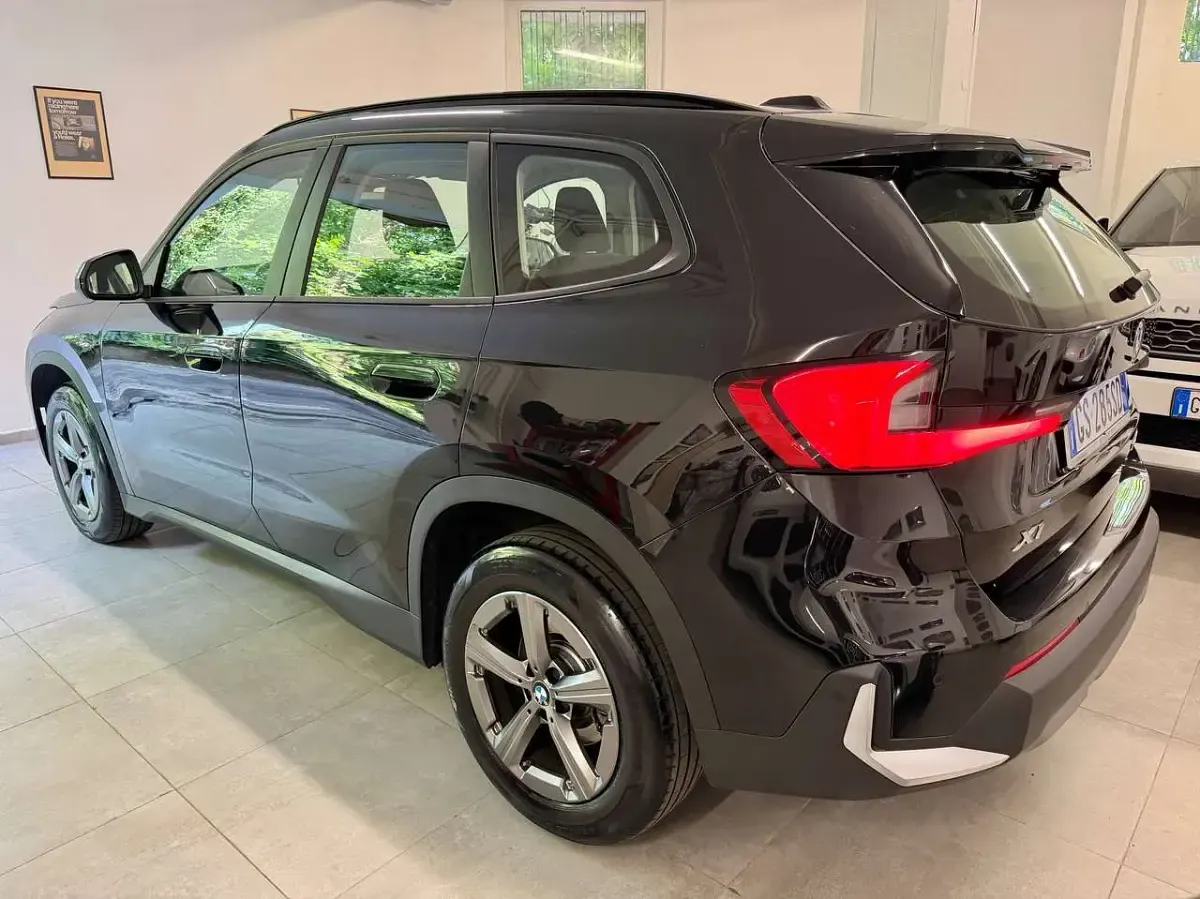 Usata BMW X1 163 CV (119 kW) 2024 Black sapphire metallizzato SUV