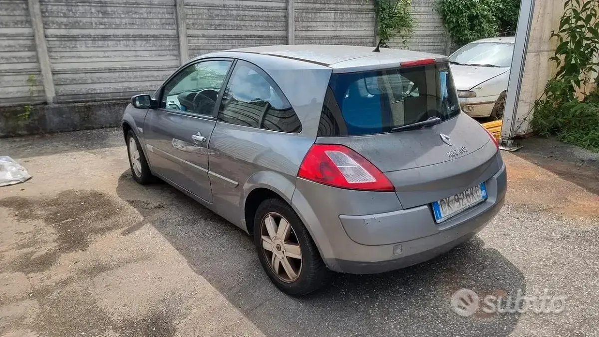 Usata Renault Mégane Authentique 100 CV (73 kW) 2004 Grigio Berlina