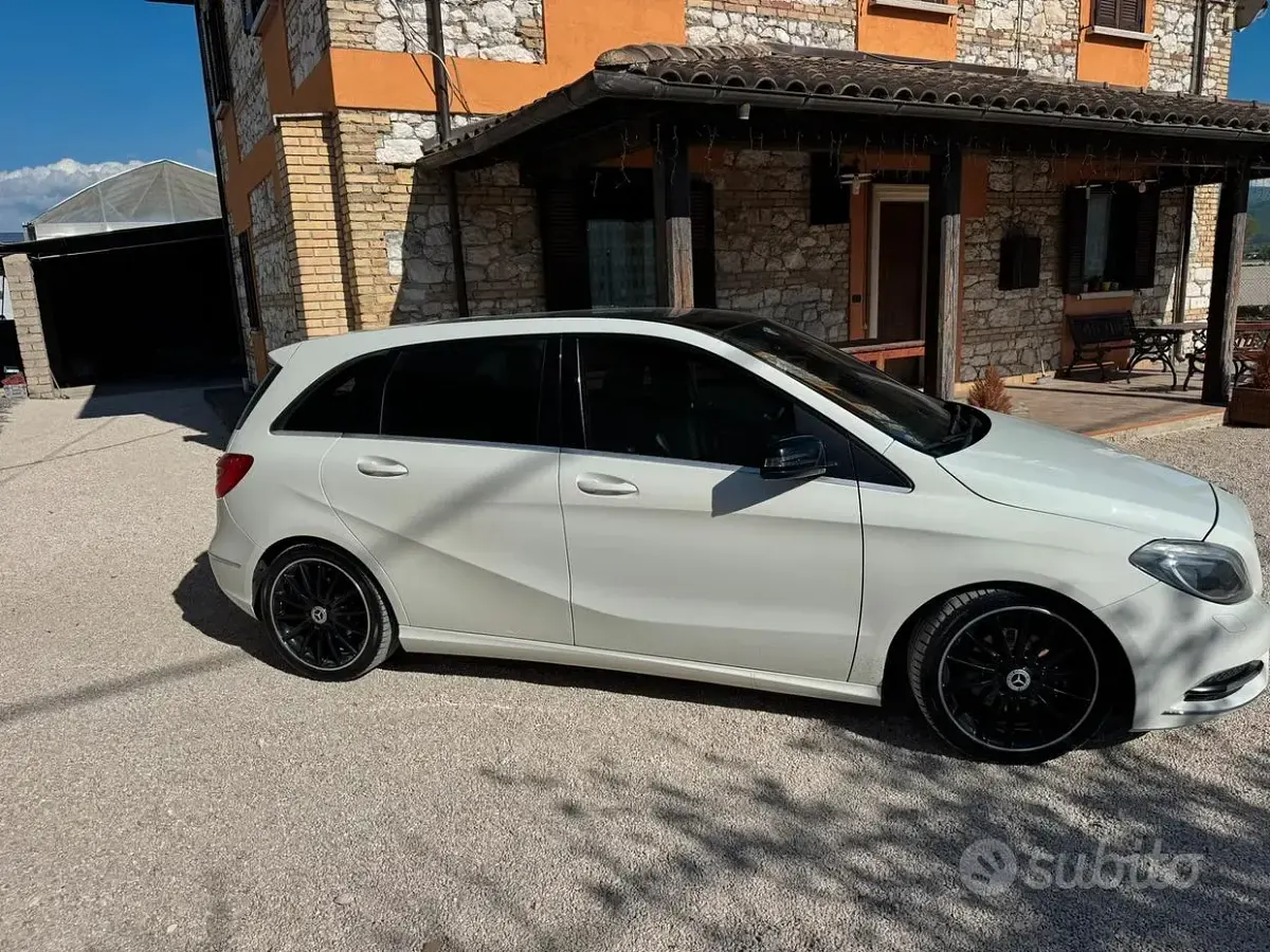 Usata Mercedes B180 109 CV (80 kW) 2012 Bianco Utilitaria