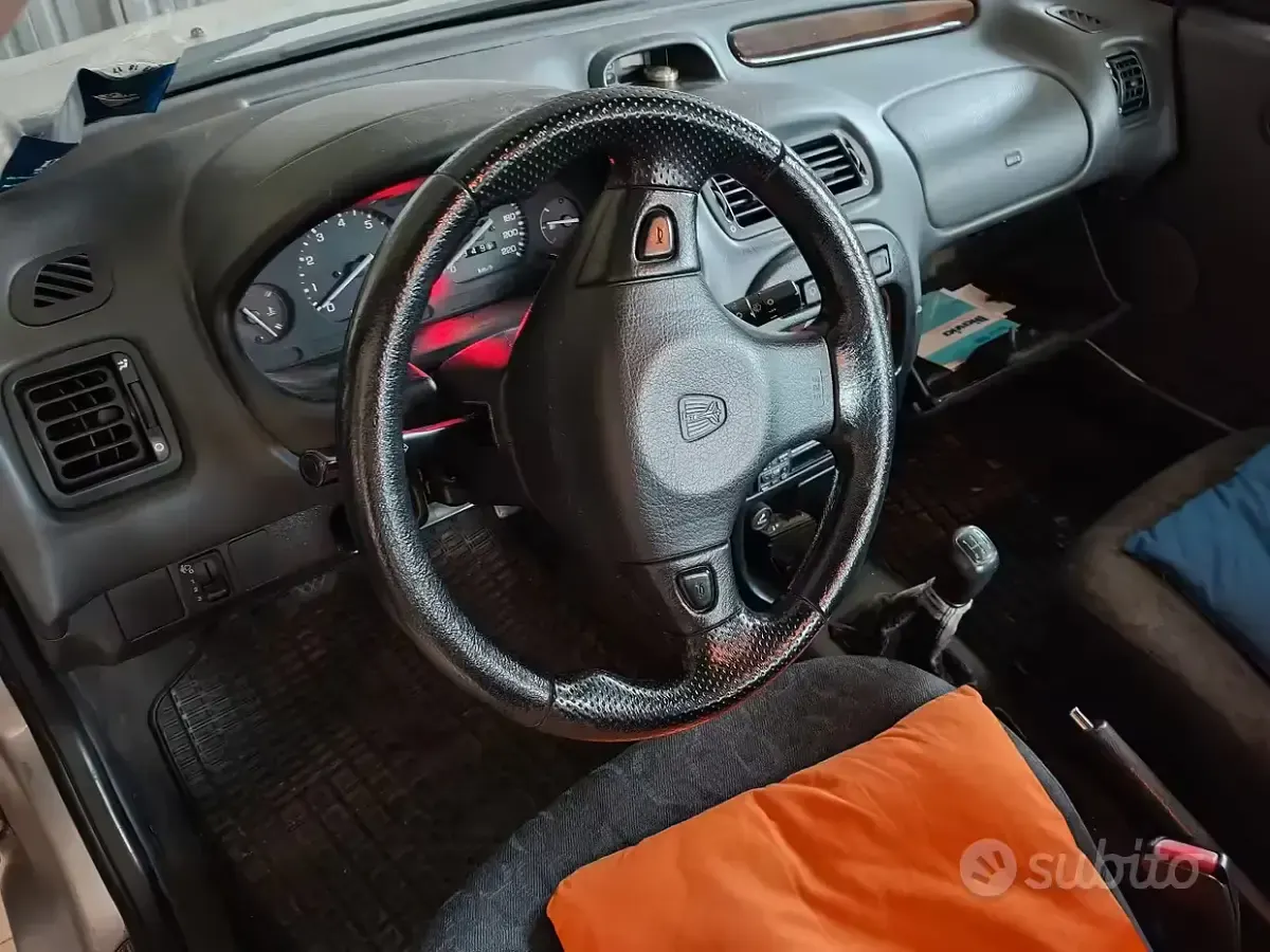 Usata Rover 200 75 CV (55 kW) 2000 Grigio Utilitaria