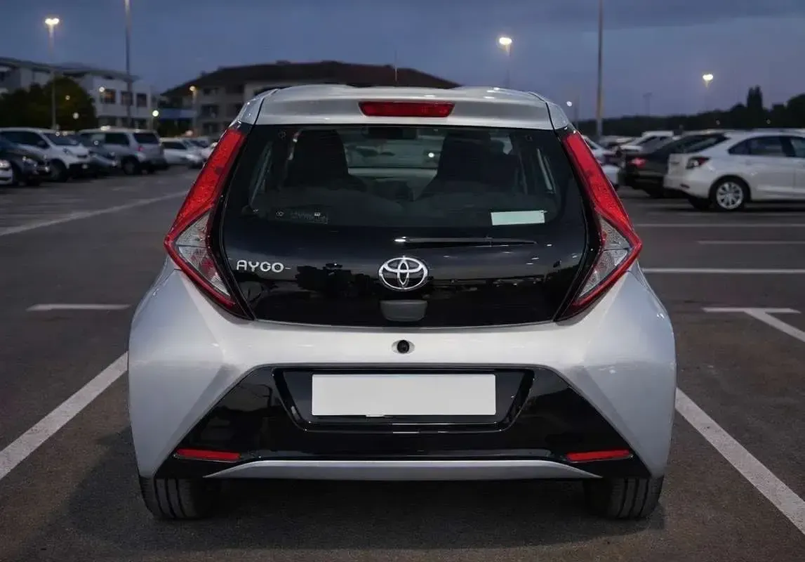 Usata Toyota Aygo Cool 72 CV (52 kW) 2020 Argento Utilitaria