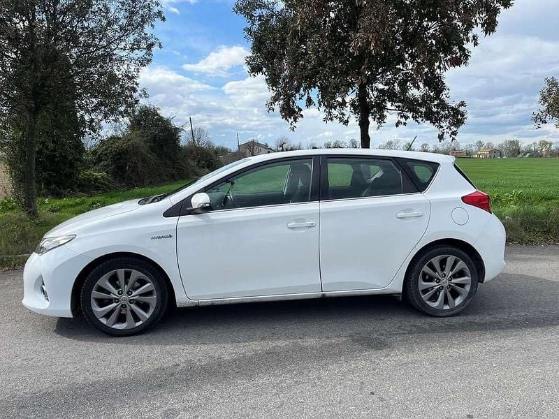 Usata Toyota Auris Hybrid Active 99 CV (72 kW) 2013 Bianco Berlina