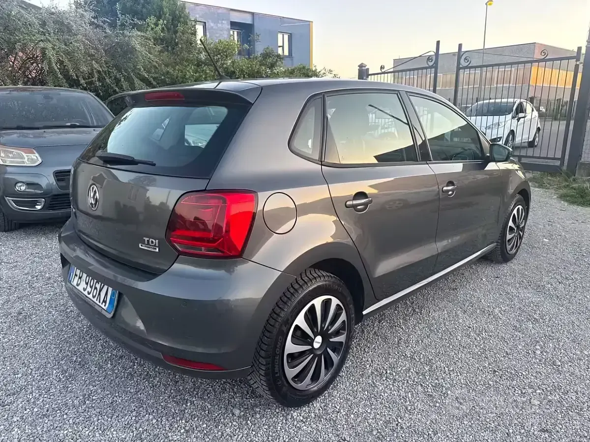 Usata VW Polo Trendline 75 CV (55 kW) 2015 Grigio Berlina