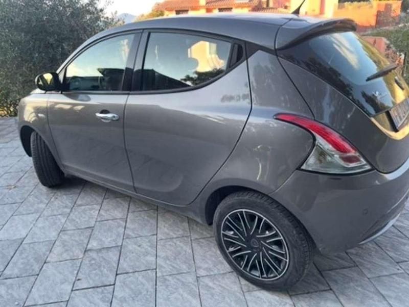 Usata Lancia Ypsilon Gold 69 CV (50 kW) 2019 Grigio Utilitaria