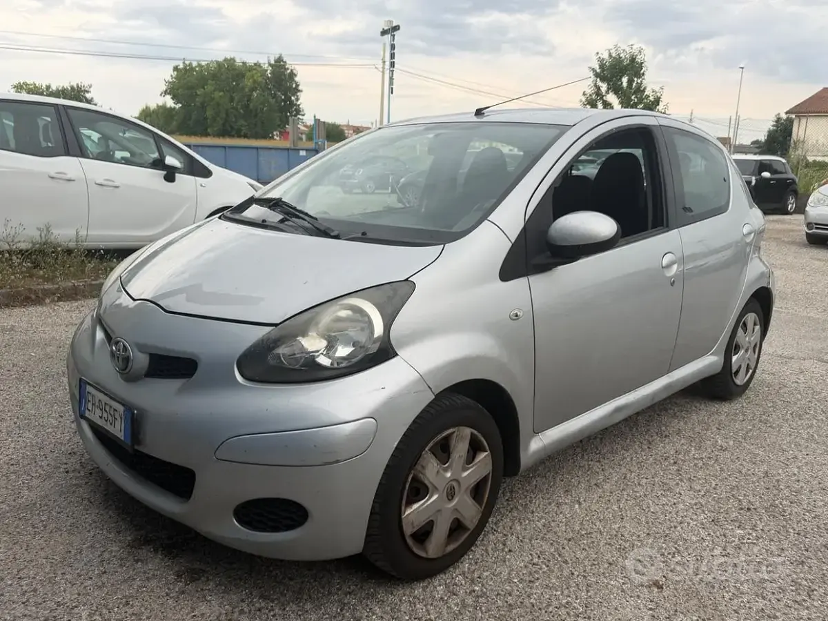 Usata Toyota Aygo 68 CV (50 kW) 2011 Grigio Utilitaria