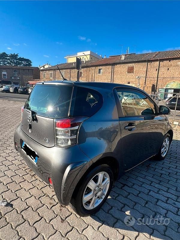 Gebraucht Toyota iQ 68 PS (50 kW) 2012 Grau Kleinwagen