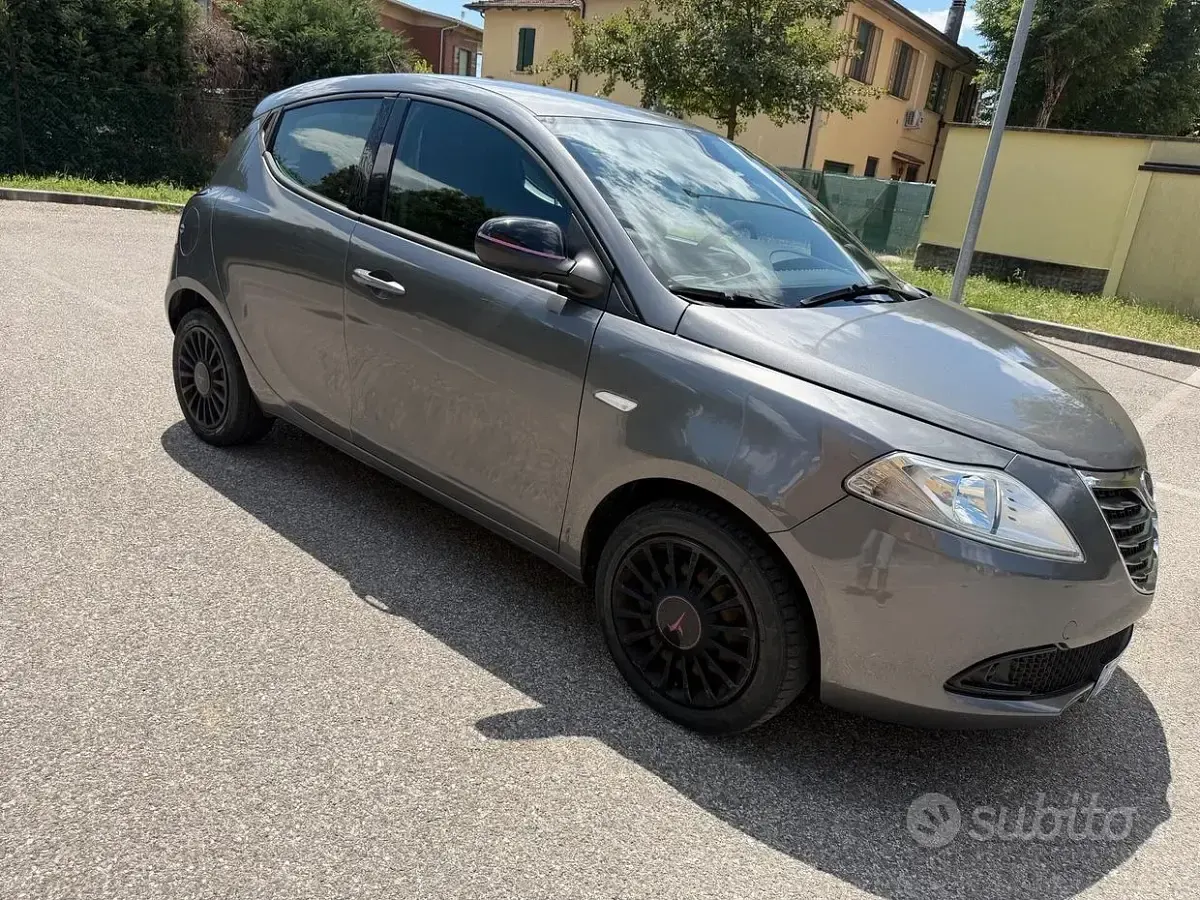 Usata Lancia Ypsilon Silver 69 CV (50 kW) 2014 Grigio Utilitaria