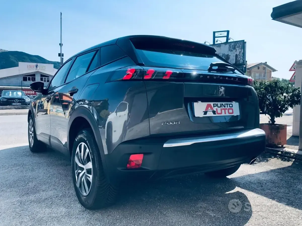 Usata Peugeot 2008 Active 101 CV (74 kW) 2020 Grigio SUV