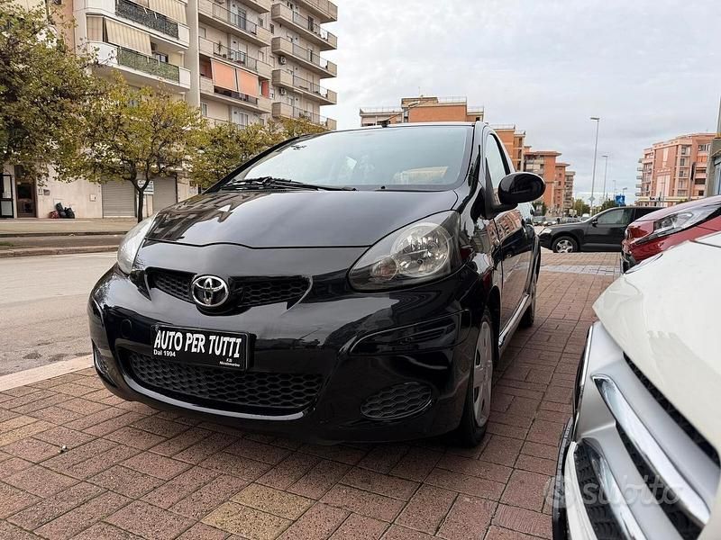 Usata Toyota Aygo 68 CV (50 kW) 2010 Nero Utilitaria