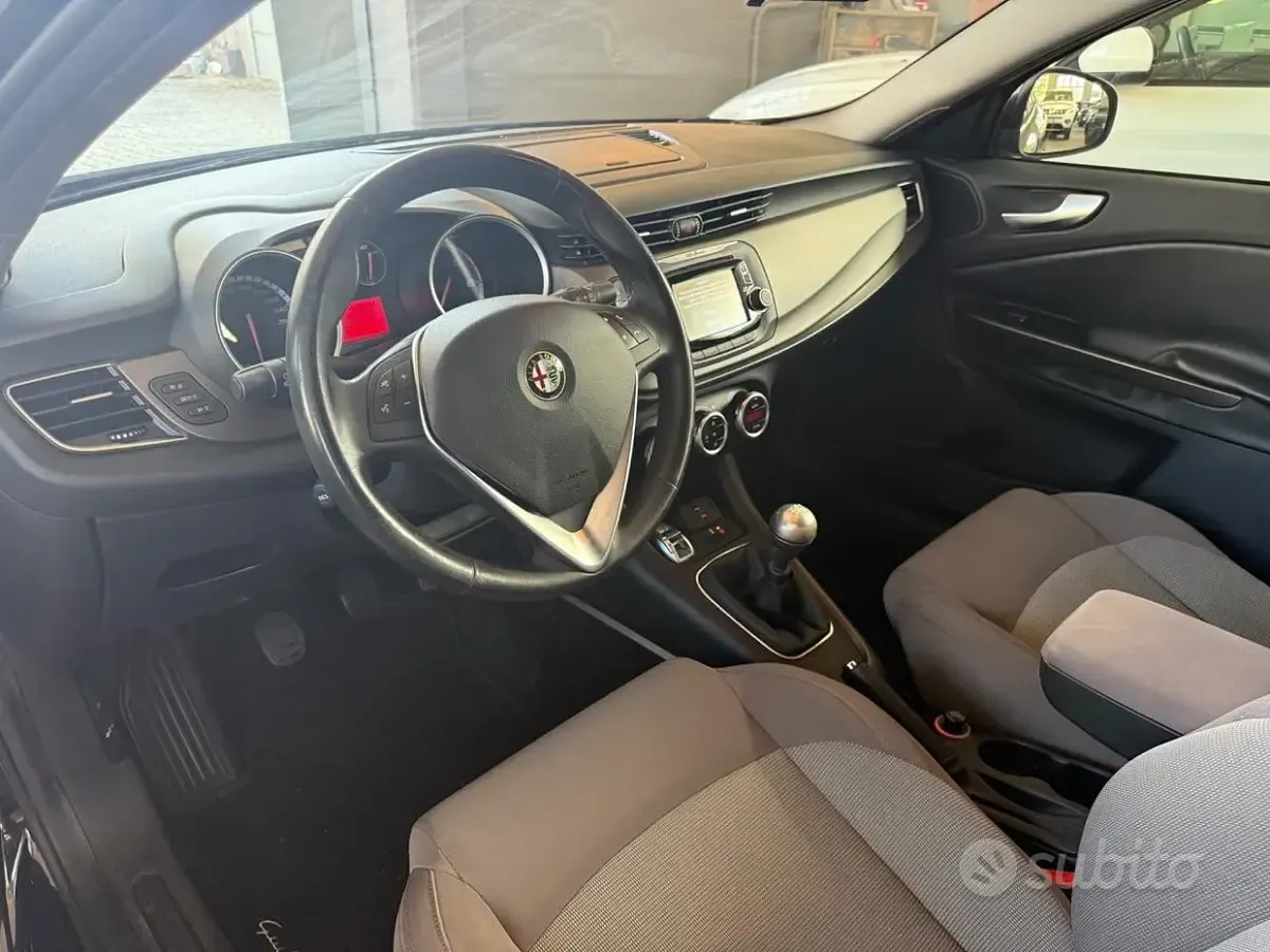 Usata Alfa Romeo Giulietta Distinctive 150 CV (110 kW) 2014 Nero Utilitaria