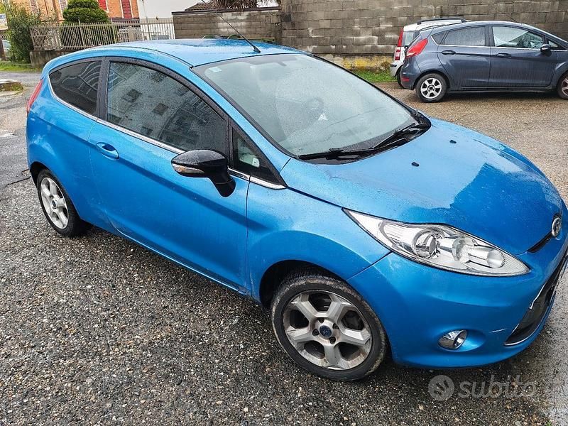 Usata Ford Fiesta 90 CV (66 kW) 2011 Blu Utilitaria