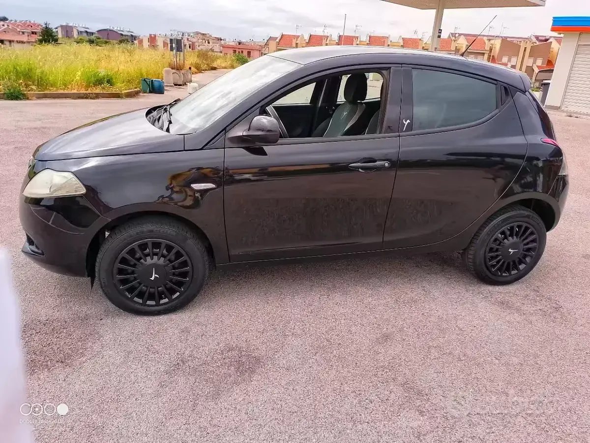 Usata Lancia Ypsilon 85 CV (62 kW) 2016 Nero Utilitaria