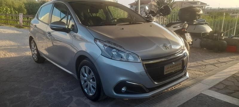 Argento Usata 2017 Peugeot 208 Due volumi | 8990 € (Buon prezzo) - Immagine 1/4