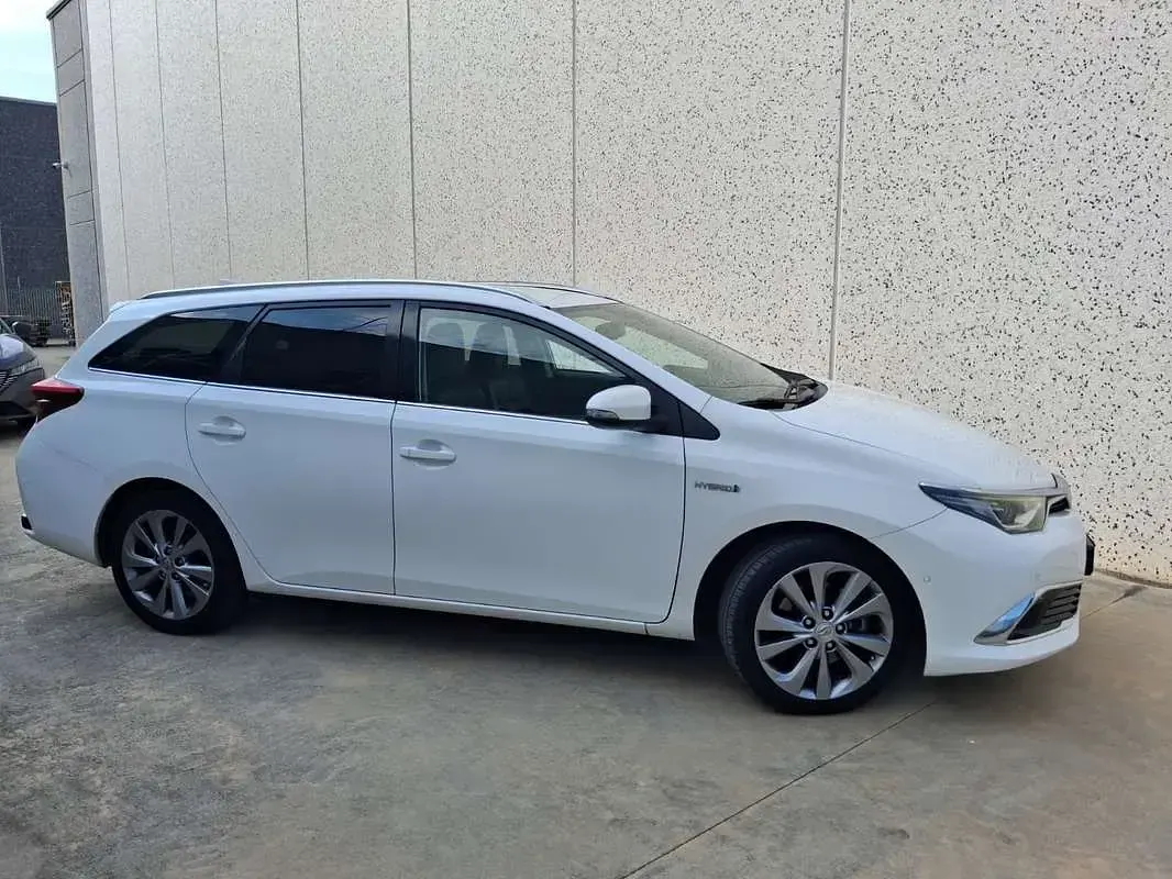 Usata Toyota Auris Hybrid Lounge 99 CV (72 kW) 2016 Bianco Station wagon