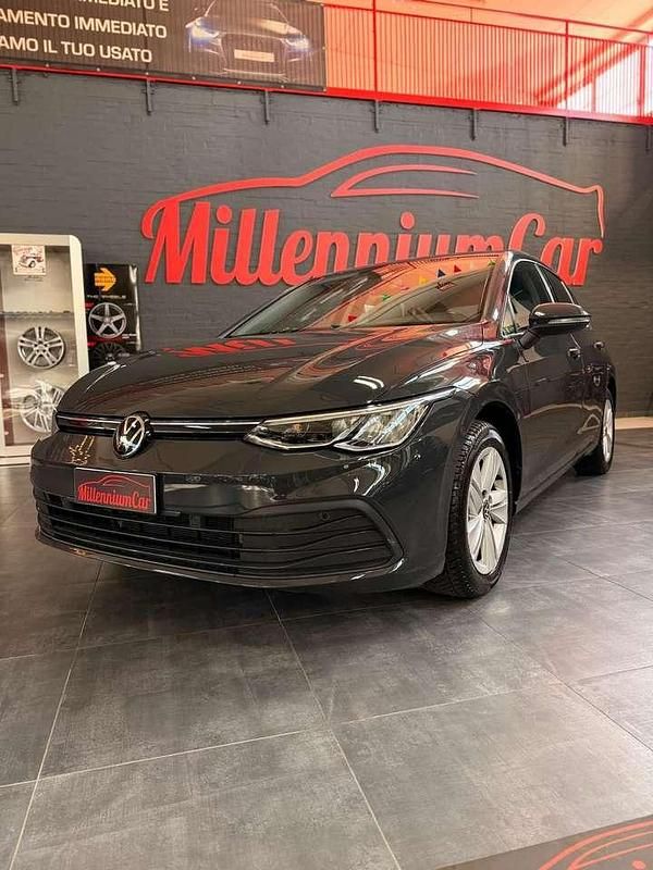 Grigio Usata 2022 VW Golf VIII Life Tre volumi | 15.000 € (Buon prezzo) - Immagine 1/4