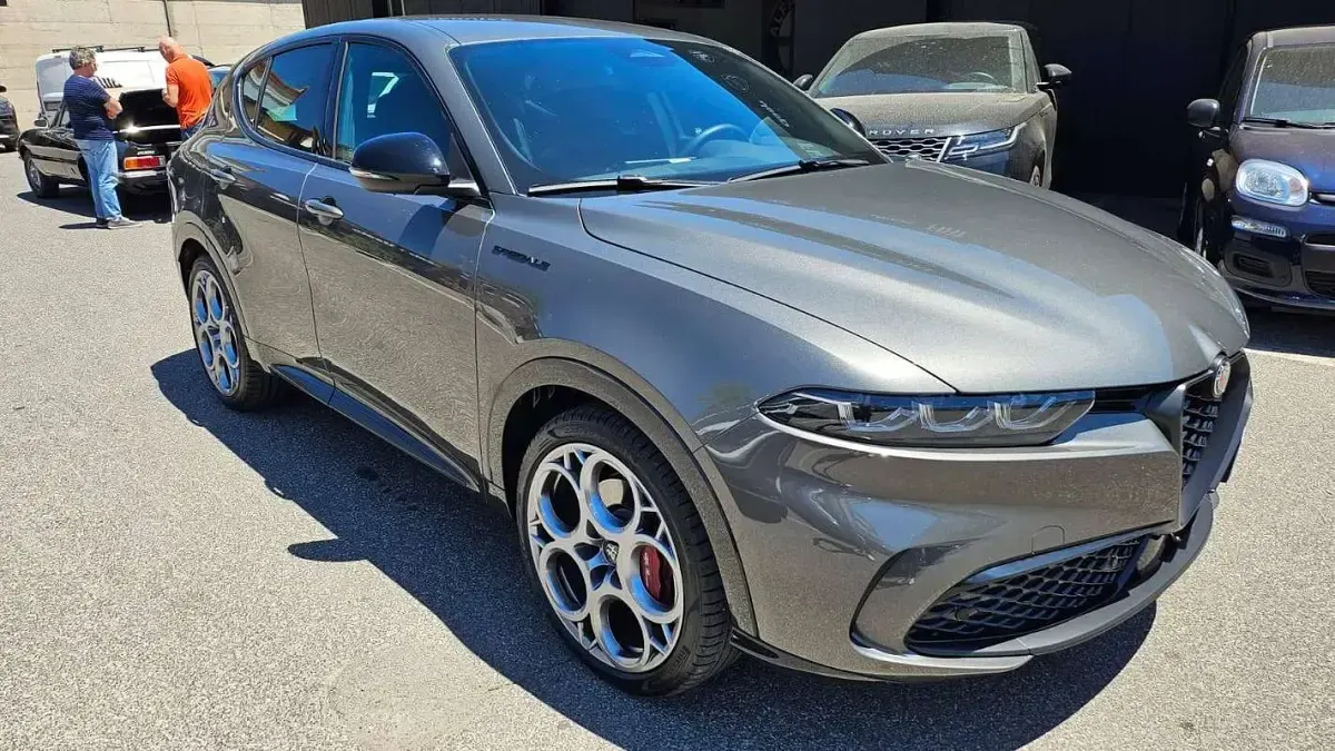 Usado Alfa Romeo Tonale Edizione Speciale 131 CV (96 kW) 2023 Gris SUV