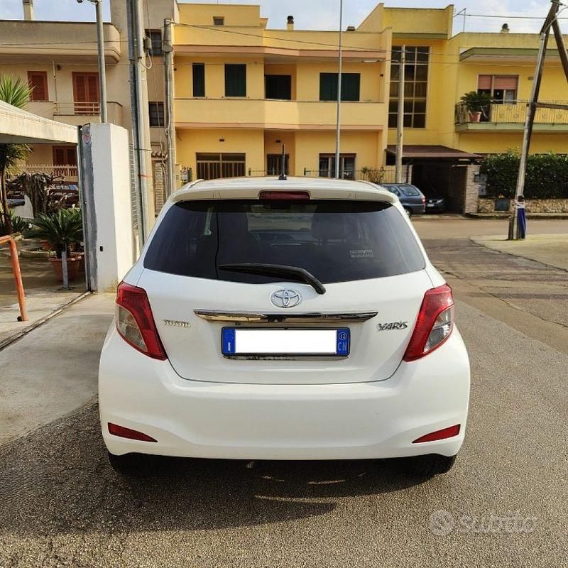 Usata Toyota Yaris Lounge 99 CV (72 kW) 2012 Bianco Utilitaria