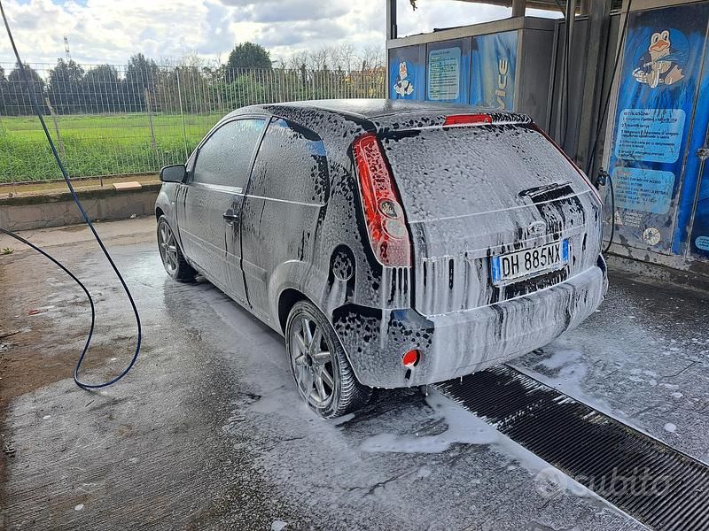 Usata Ford Fiesta 80 CV (58 kW) 2007 Nero Utilitaria