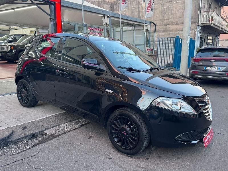 Usata Lancia Ypsilon Gold 95 CV (69 kW) 2017 Nero Utilitaria