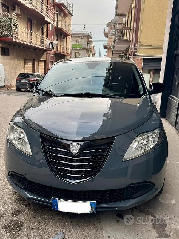 Usata Lancia Ypsilon 95 CV (69 kW) 2014 Grigio Utilitaria