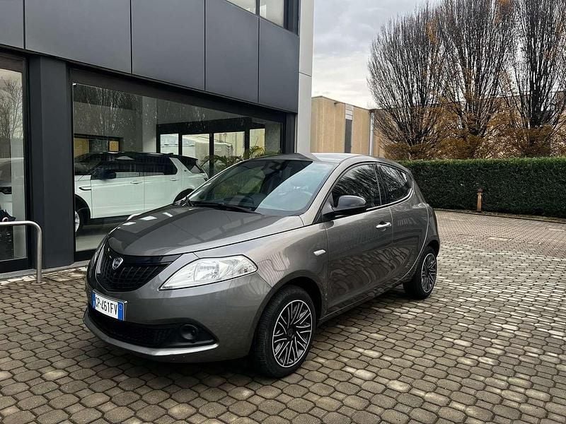 Usata Lancia Ypsilon Silver 69 CV (50 kW) 2023 Grigio Utilitaria