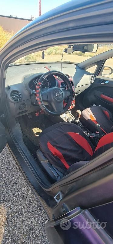 Nero Usata 2006 Opel Corsa Tre volumi | 2000 € (Molto cara) - Immagine 1/4