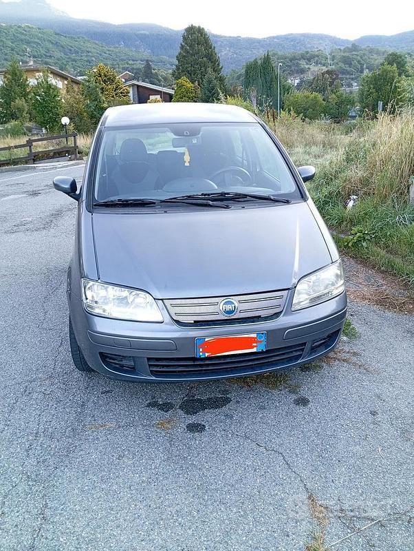 Grigio Usata 2007 Fiat Idea Monovolume | 2500 € (Buon prezzo) - Immagine 1/4