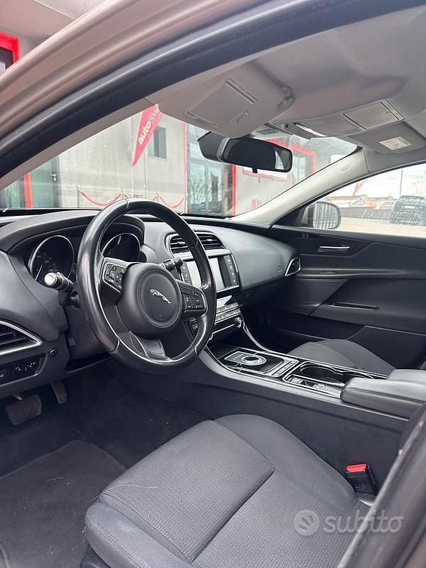 Usata Jaguar XE Pure 163 CV (119 kW) 2017 Marrone Berlina