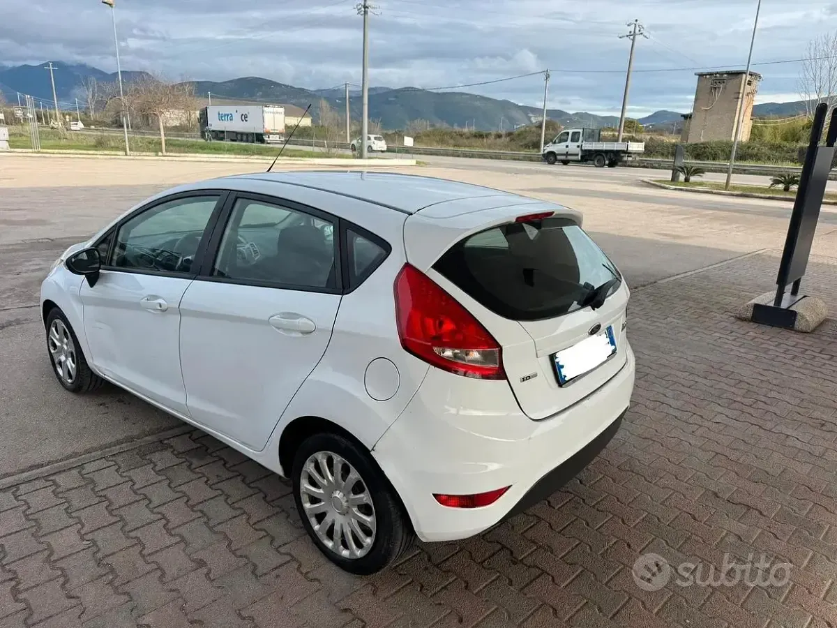 Usata Ford Fiesta 68 CV (50 kW) 2011 Bianco Berlina