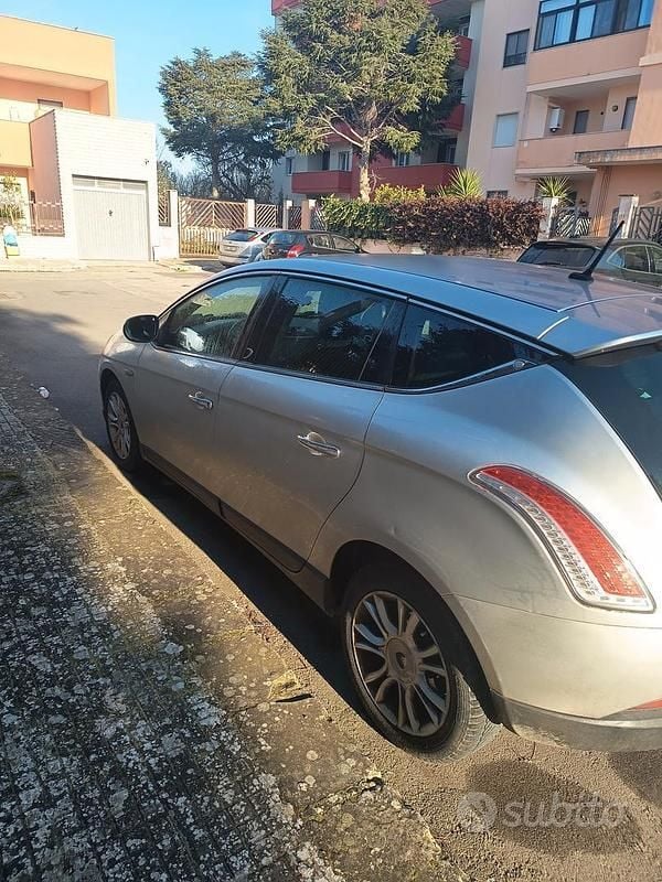 Usata Lancia Delta 120 CV (88 kW) 2010 Grigio Utilitaria