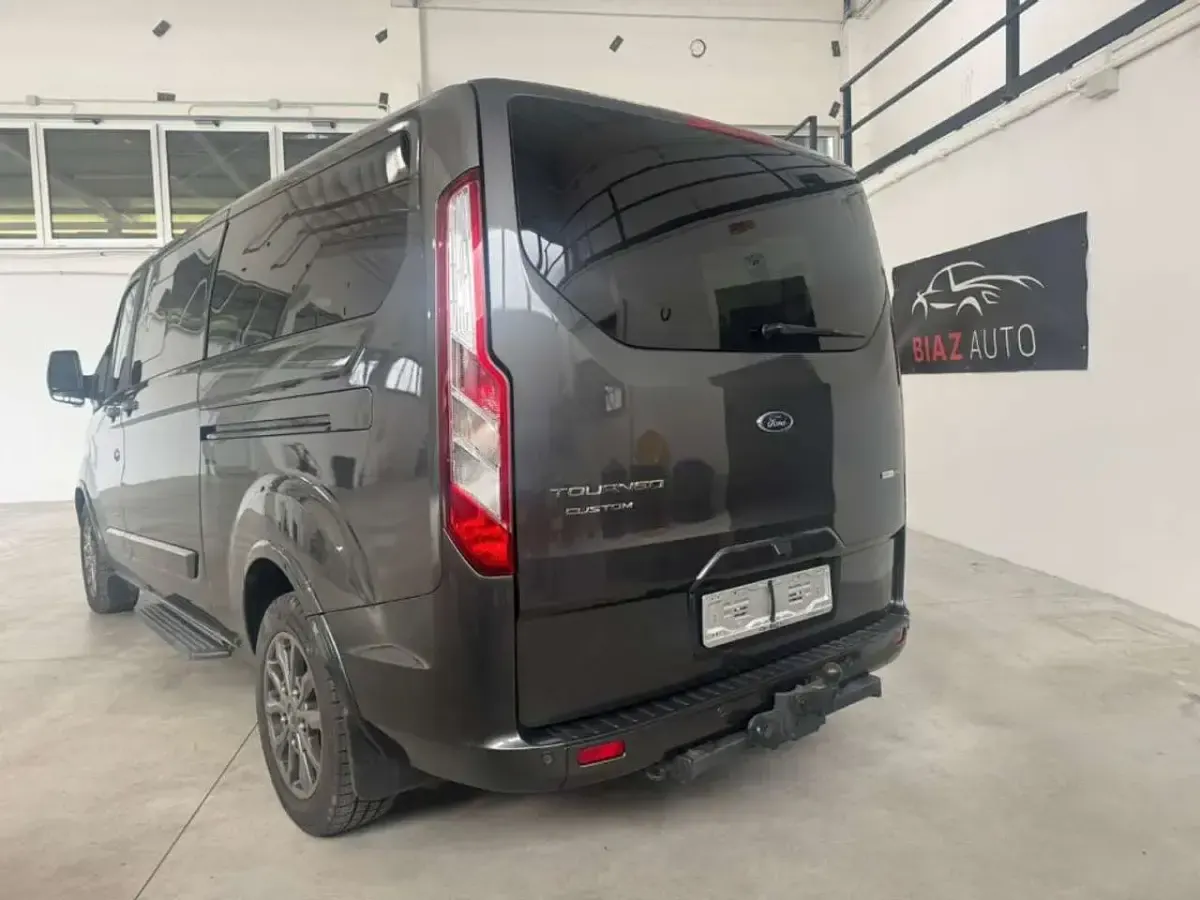 Usata Ford Tourneo Custom Titanium 150 CV (110 kW) 2022 Grigio scuro Furgone