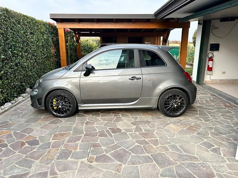 Usata Abarth 695 180 CV (132 kW) 2024 Grigio Utilitaria