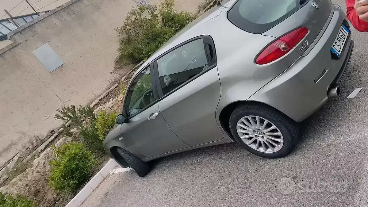 Usata Alfa Romeo 147 150 CV (110 kW) 2004 Grigio Utilitaria