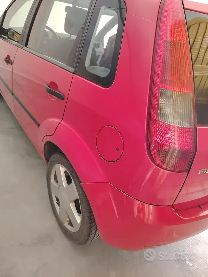 Usata Ford Fiesta 73 CV (53 kW) 2005 Rosso Utilitaria