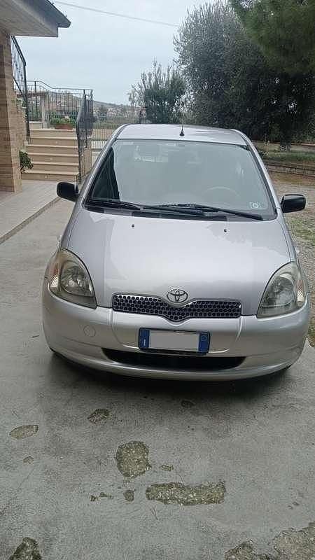 Usata Toyota Yaris 68 CV (50 kW) 2002 Argento Berlina