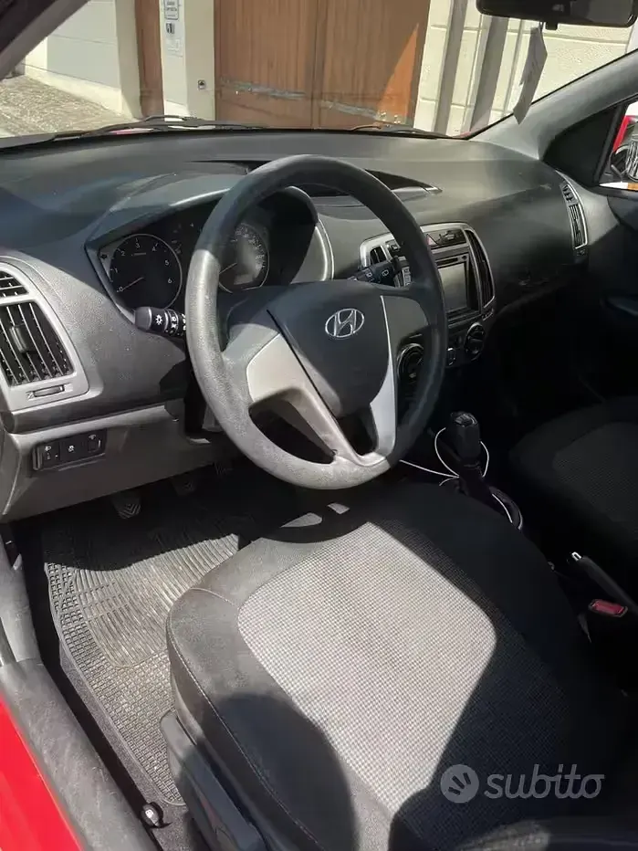 Usata Hyundai i20 75 CV (55 kW) 2013 Rosso Utilitaria