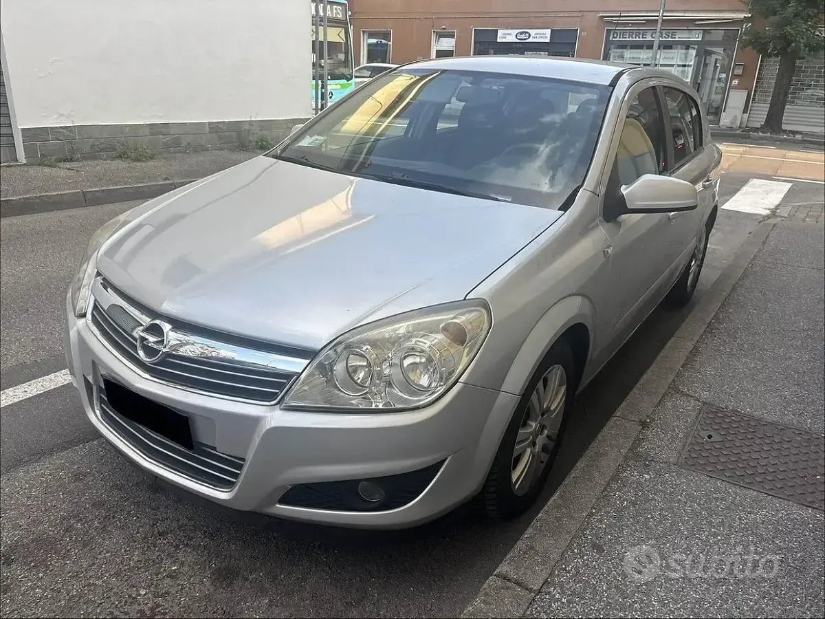 Usata Opel Astra Cosmo 125 CV (91 kW) 2008 Grigio Berlina