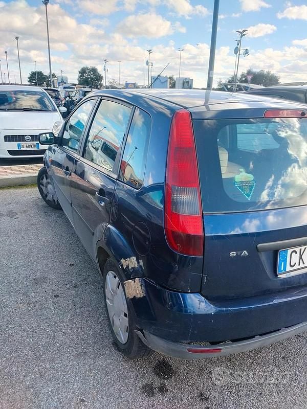 Usata Ford Fiesta 73 CV (53 kW) 2003 Blu Utilitaria