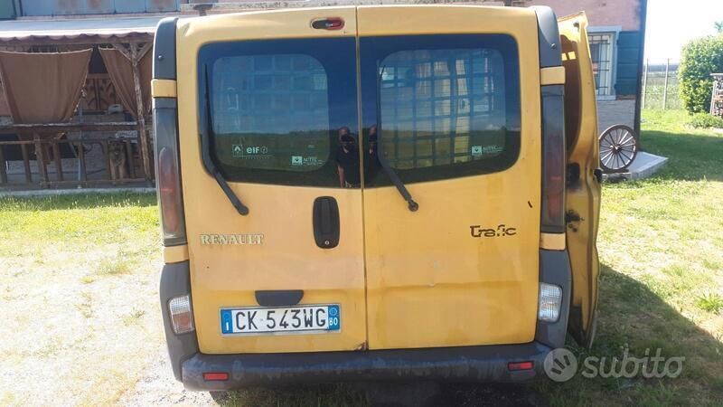 Usata Renault Trafic 100 CV (73 kW) 2003 Giallo Monovolume