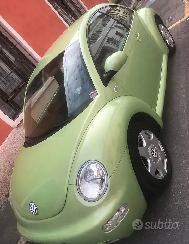 Usata VW New Beetle 102 CV (75 kW) 2001 Verde Utilitaria