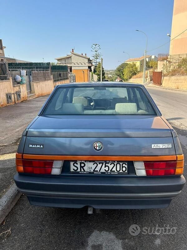 Usata Alfa Romeo 75 110 CV (80 kW) 1987 Grigio Berlina