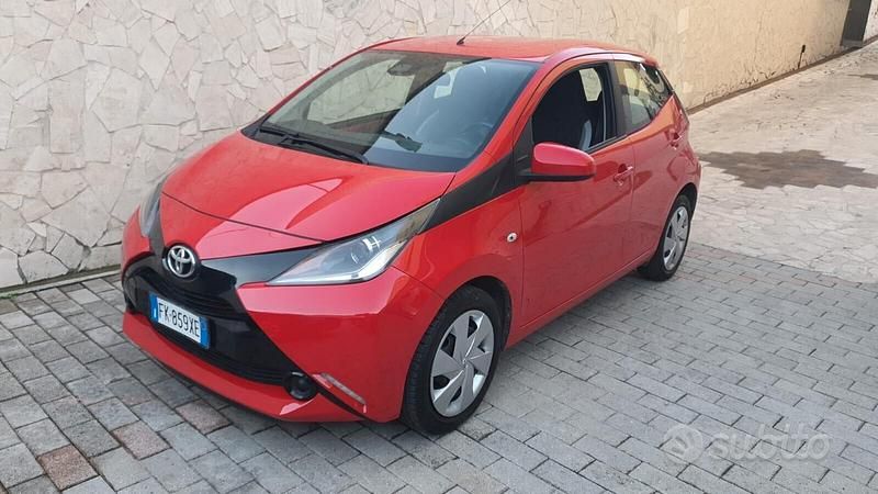 Rosso Usata 2017 Toyota Aygo X-Black Due volumi | 8950 € (Buon prezzo) - Immagine 1/4