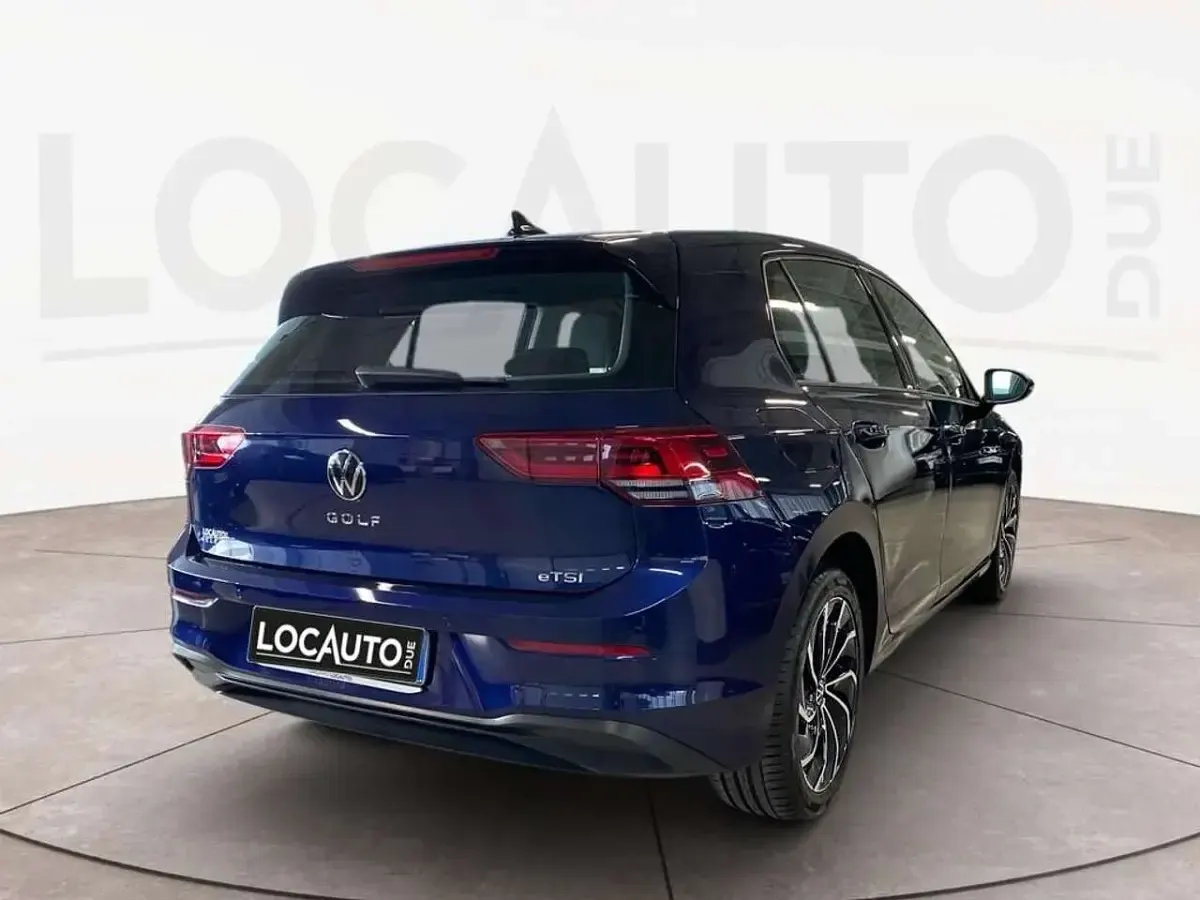 Usata VW Golf VIII Life 110 CV (80 kW) 2024 Blu Berlina