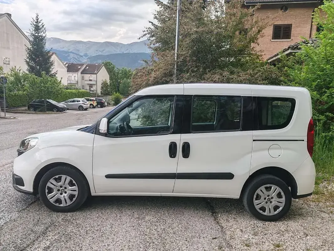 Usata Fiat Doblò Easy 105 CV (77 kW) 2017 Bianco Monovolume