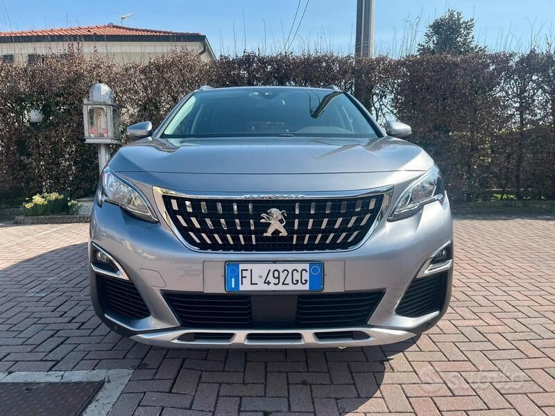 Grigio Usata 2017 Peugeot 3008 SUV | 12.000 € (Buon prezzo) - Immagine 1/4