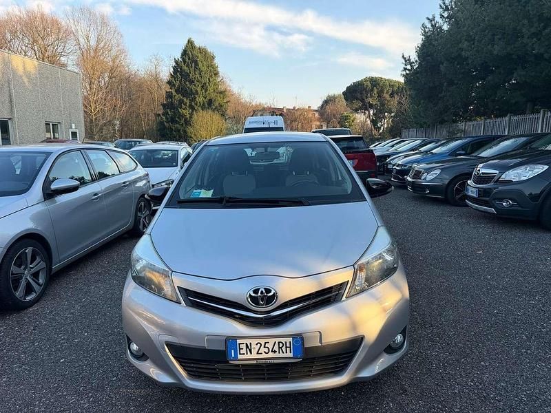 Usata Toyota Yaris Lounge 90 CV (66 kW) 2012 Argento Utilitaria