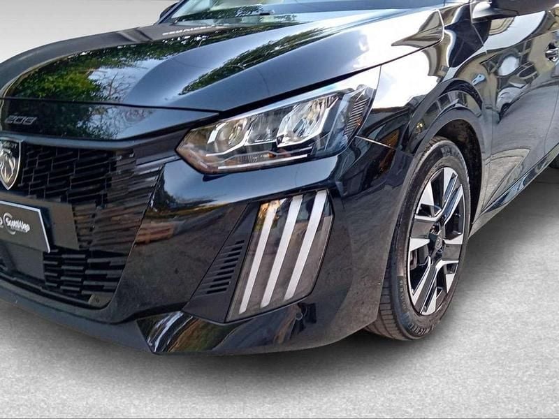 Usata Peugeot 208 Allure 101 CV (74 kW) 2025 Nero Utilitaria