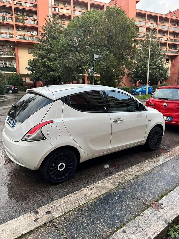 Usata Lancia Ypsilon 69 CV (50 kW) 2017 Bianco Utilitaria