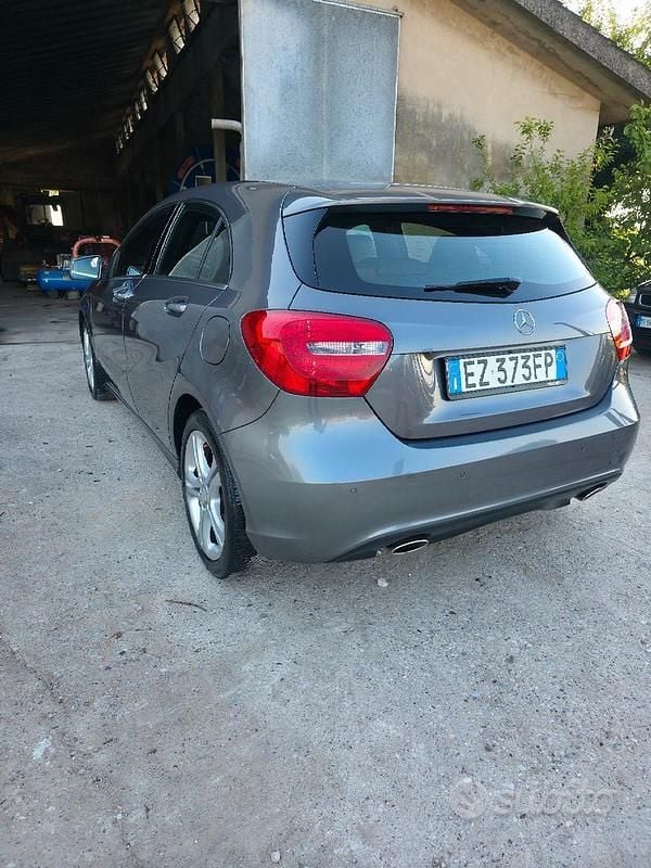 Usata Mercedes A180 122 CV (89 kW) 2015 Grigio Berlina